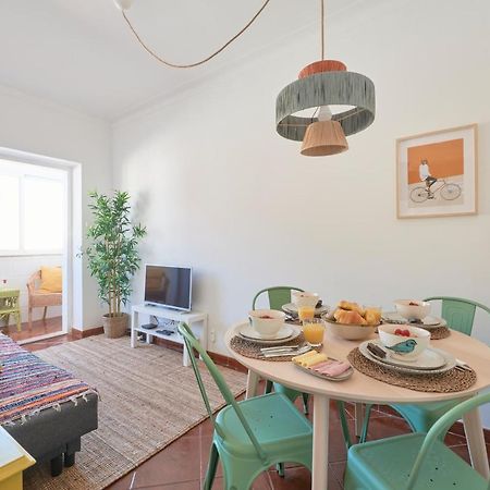Central & Sunny 2Br Apt Near Beach, By Timecooler Сетубал Экстерьер фото
